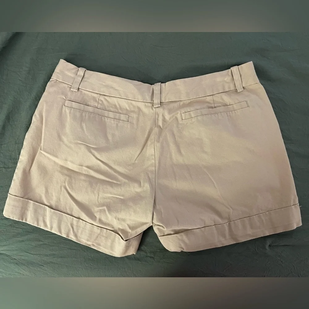 Old Navy Women’s Tan, Cuffed, Low-Rise Shorts, Size 10